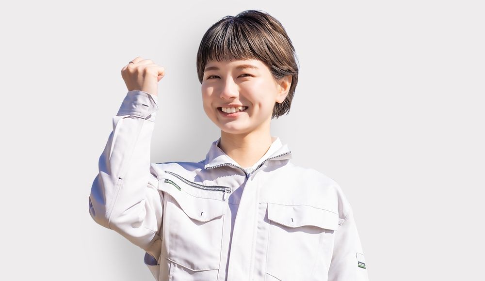 拳を上げてポーズを取る笑顔の女性