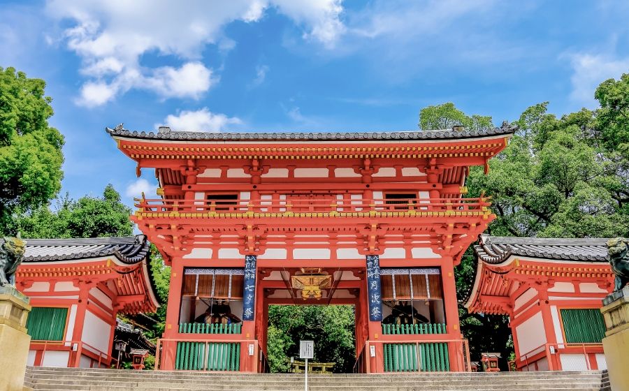 京都の神社と青空の景色
