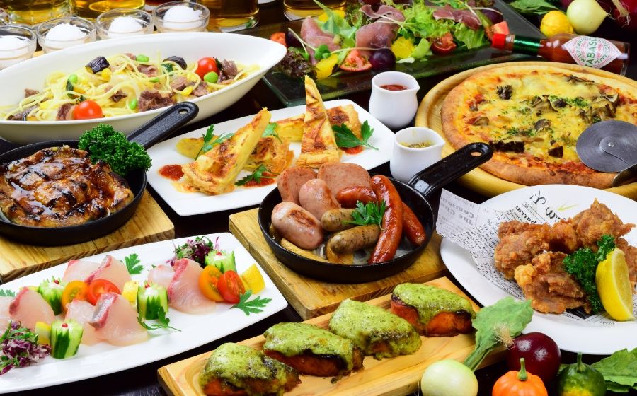多種多様な料理が並ぶテーブル